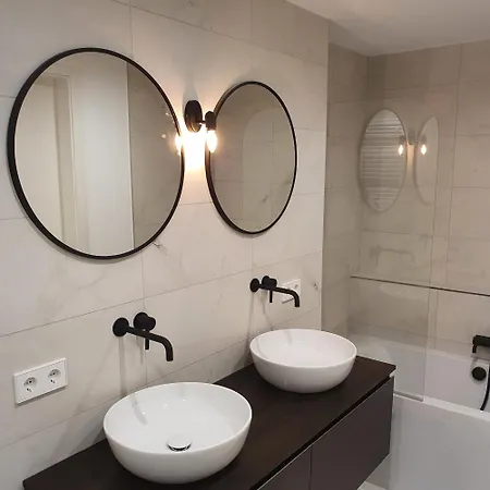 Elegant Two Bedroom In Center *