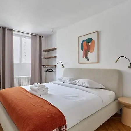 Elegant Two Bedroom In Center Apartment