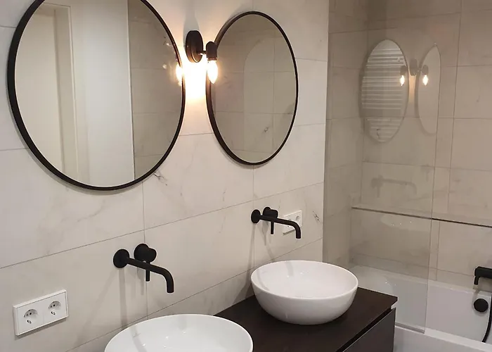 Elegant Two Bedroom In Center *